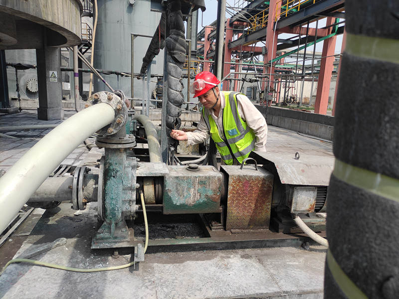 高义正在车间巡检_副本.jpg 高义正在车间巡检_副本.jpg