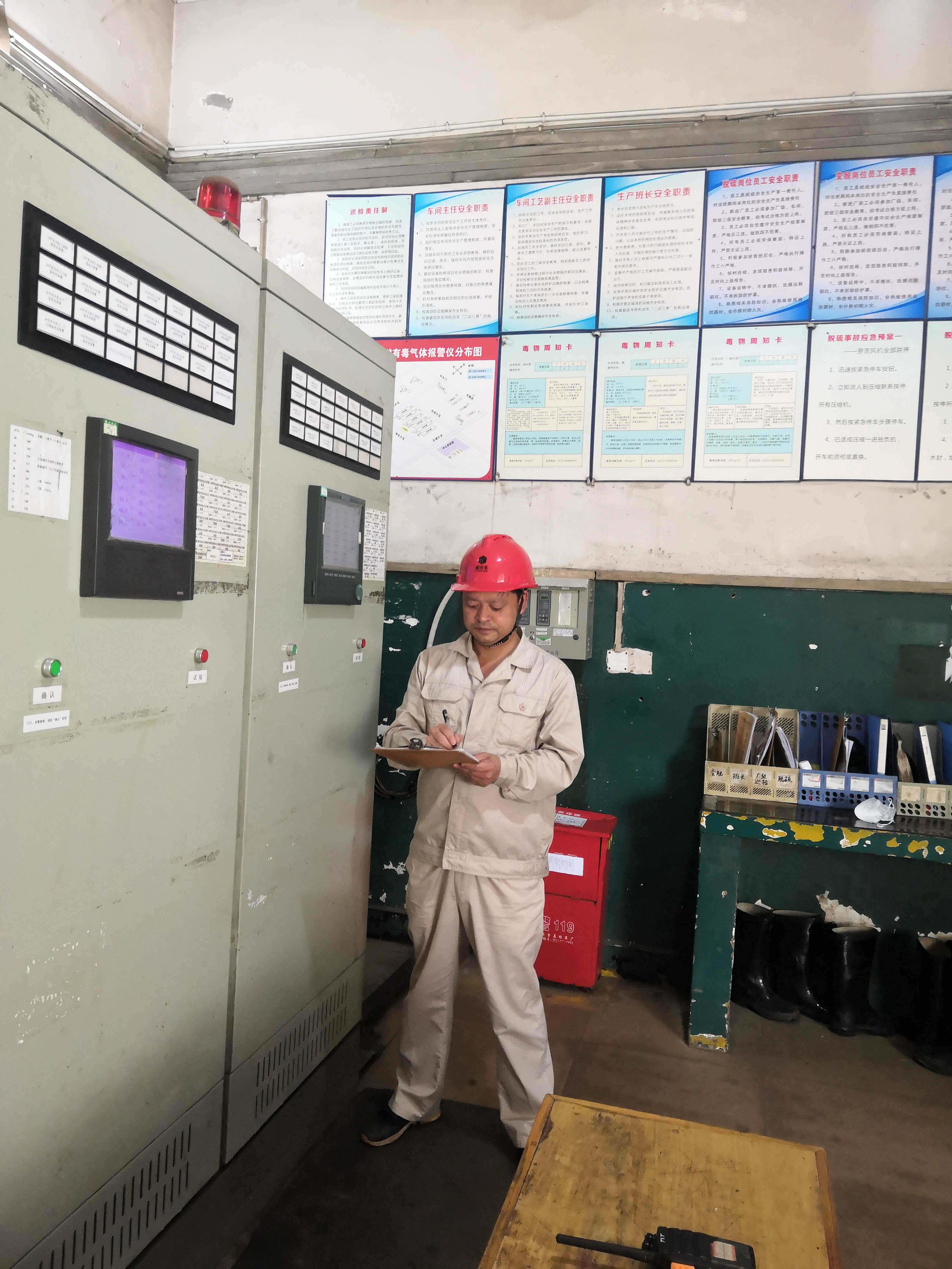 官列锋正在进行设备检修.jpg 官列锋正在进行设备检修.jpg