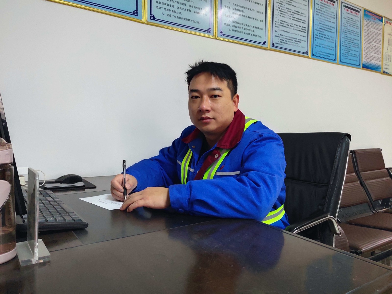 冯健正在做一天工作小结.jpg 冯健正在做一天工作小结.jpg