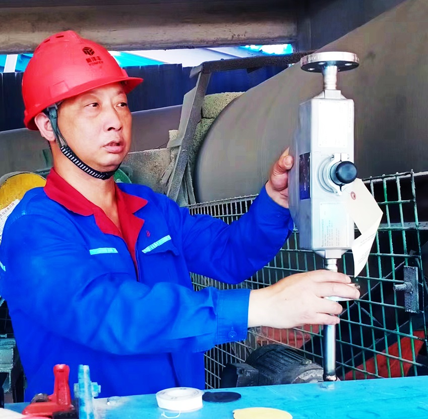 刘京明正在检查设备.jpg 刘京明正在检查设备.jpg